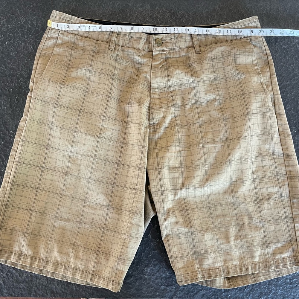 Volcom 40 Men's Tan Plaid Shorts